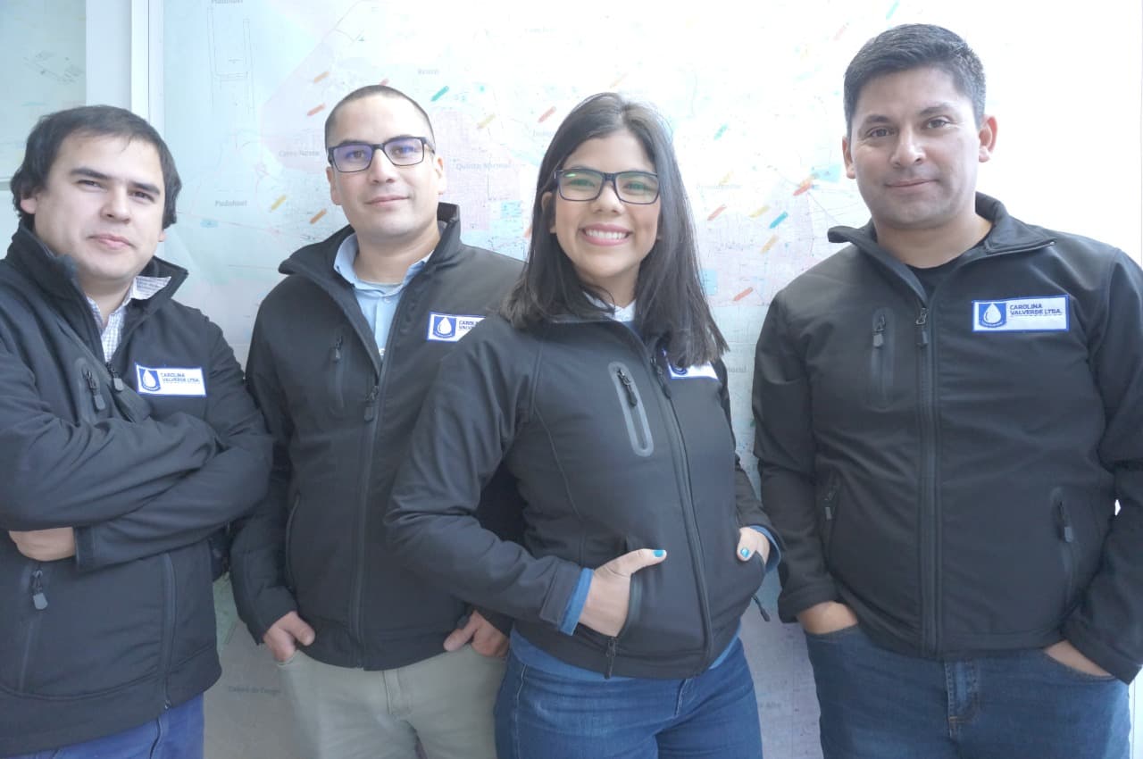 Equipo de Carolina Valverde Ltda con uniformes corporativos en terreno