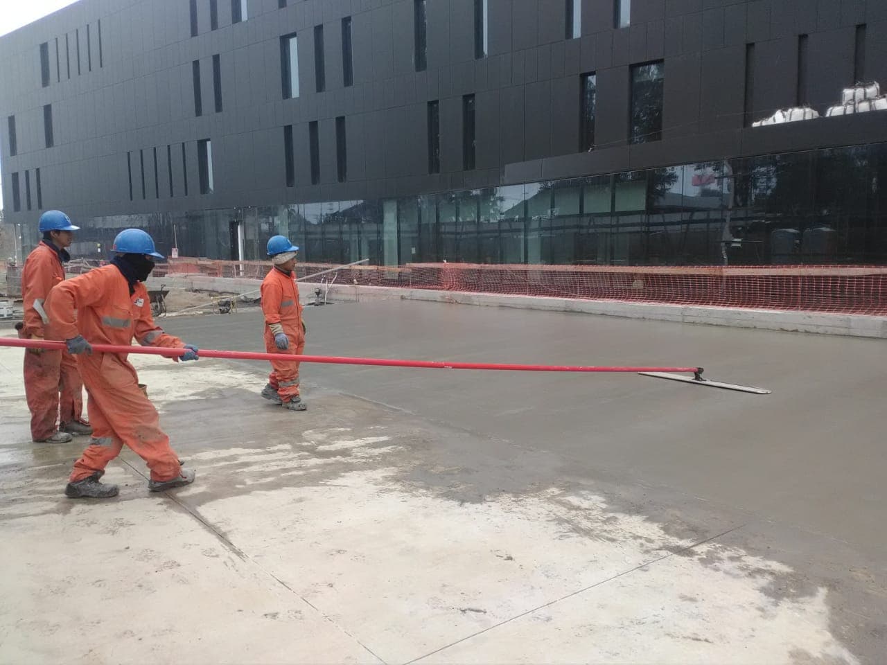 Obra civil en altura con cuadrilla de trabajo