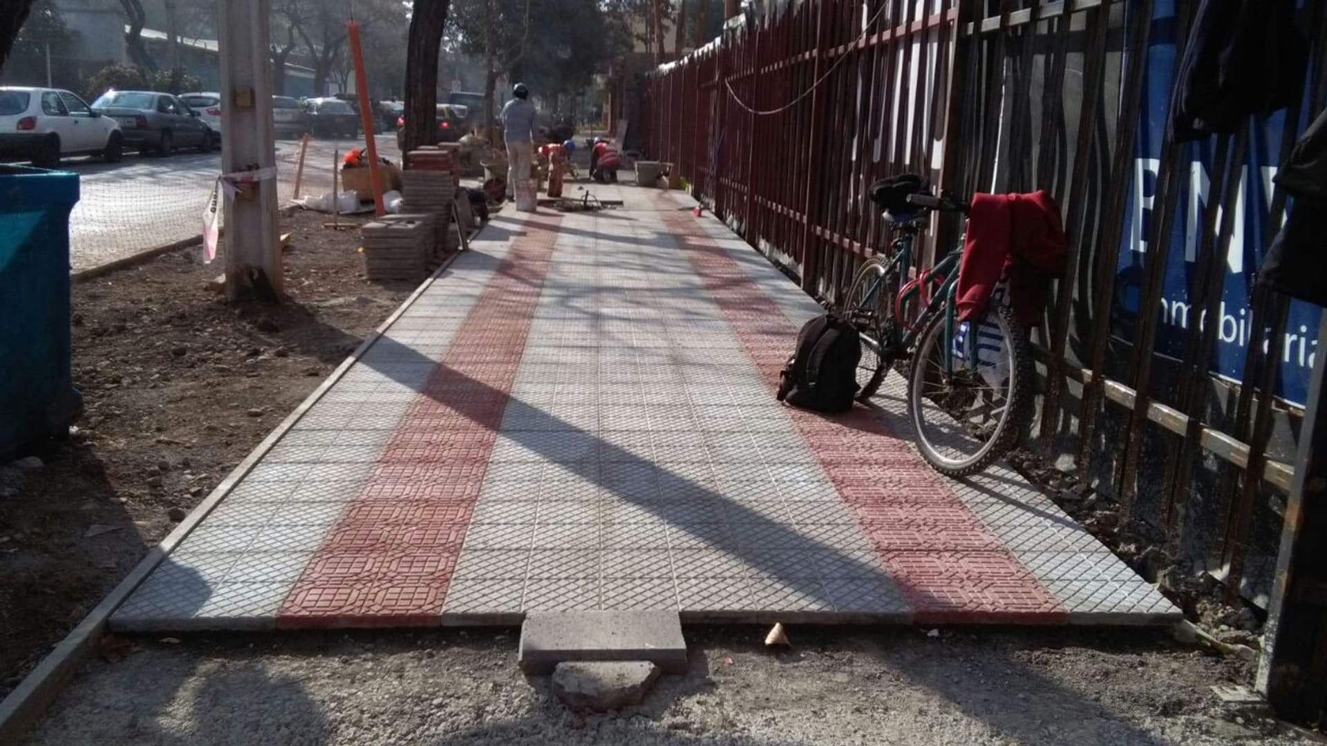 Calle señalizada con conos en obra sanitaria