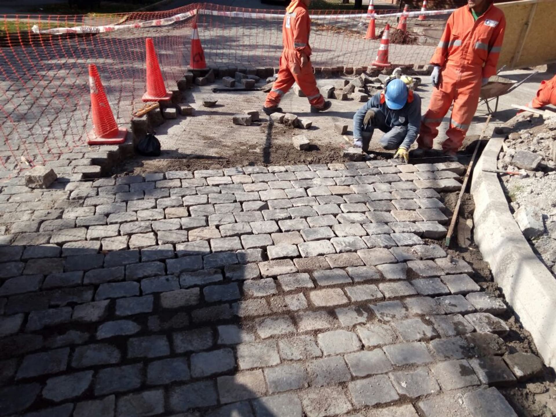 Excavación con retroexcavadora en obra sanitaria